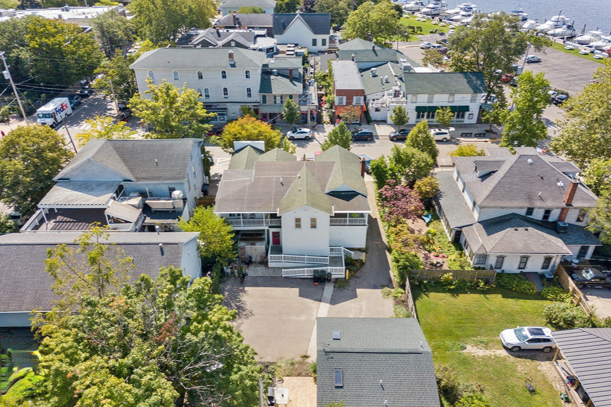 132 Mason Street, 1