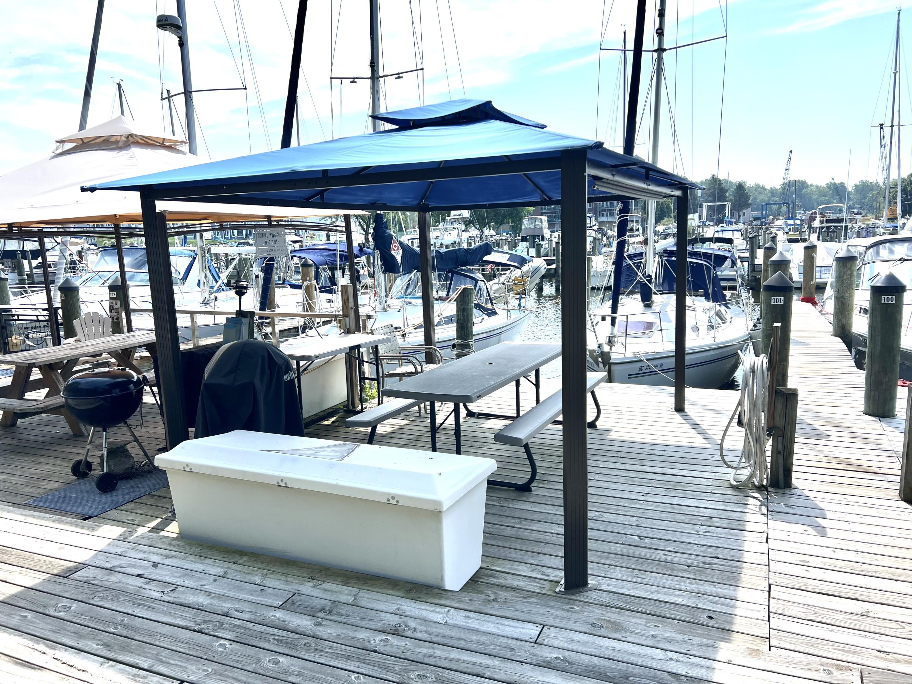 300 Oak Street Street, 101