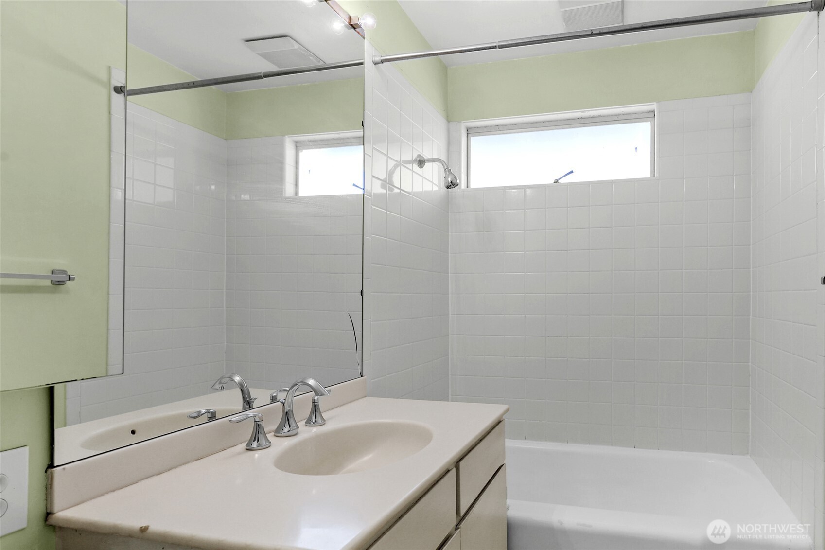 223 W Kinnear Place