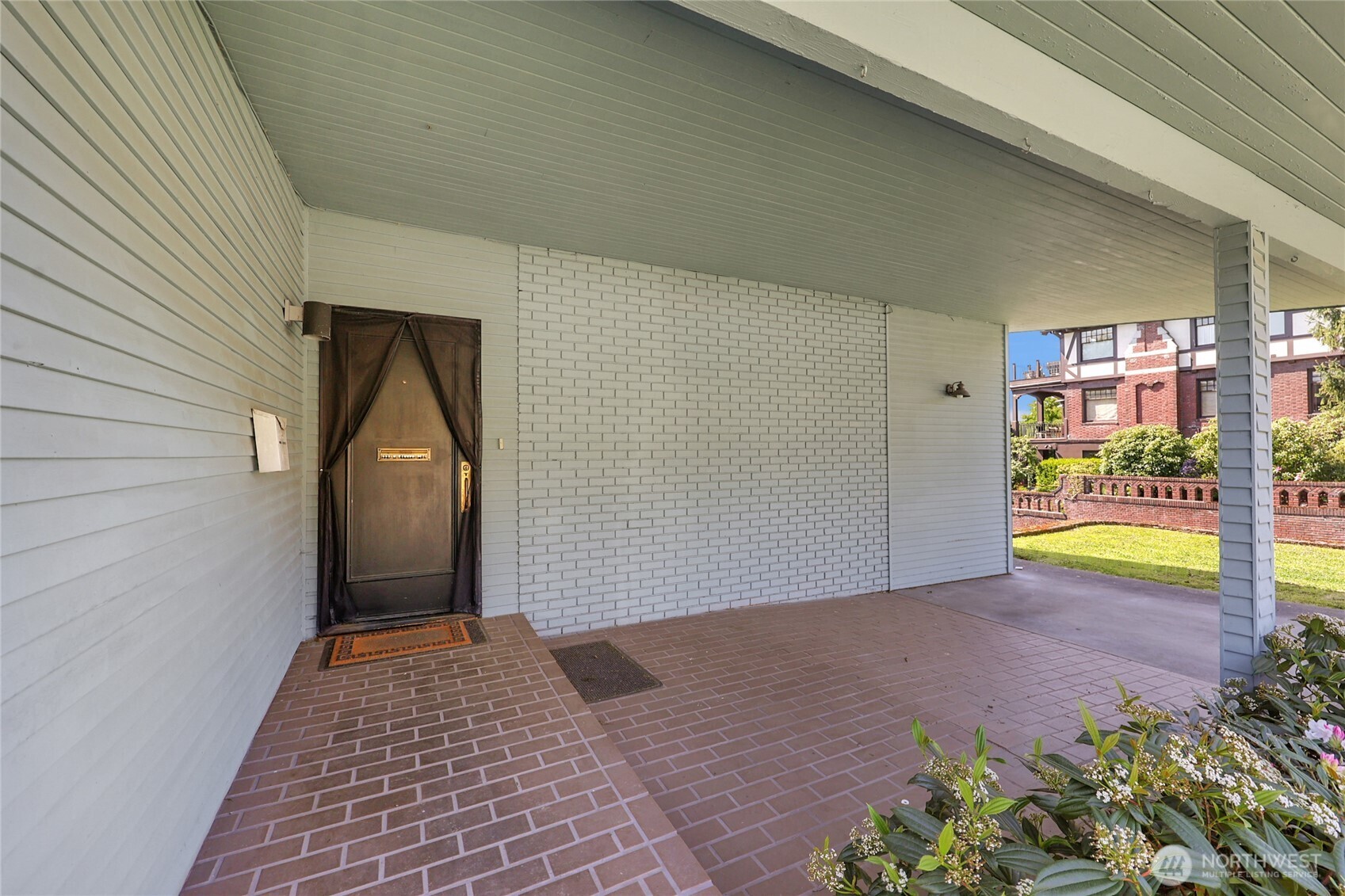 223 W Kinnear Place