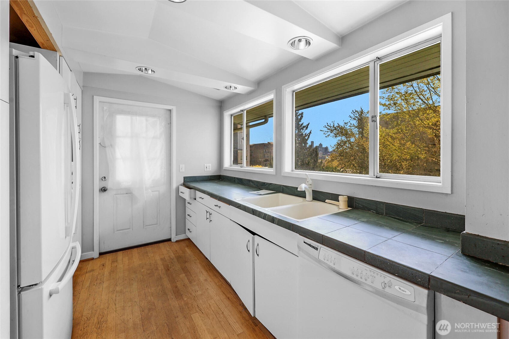 223 W Kinnear Place
