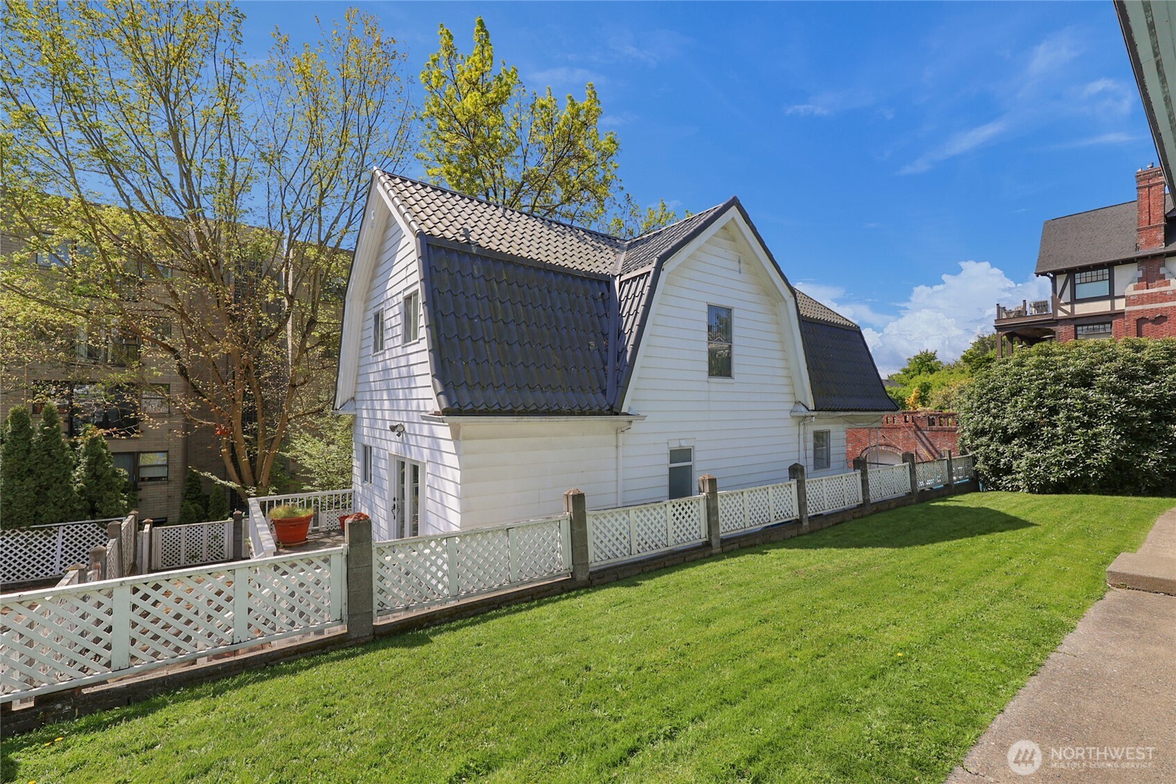 223 W Kinnear Place