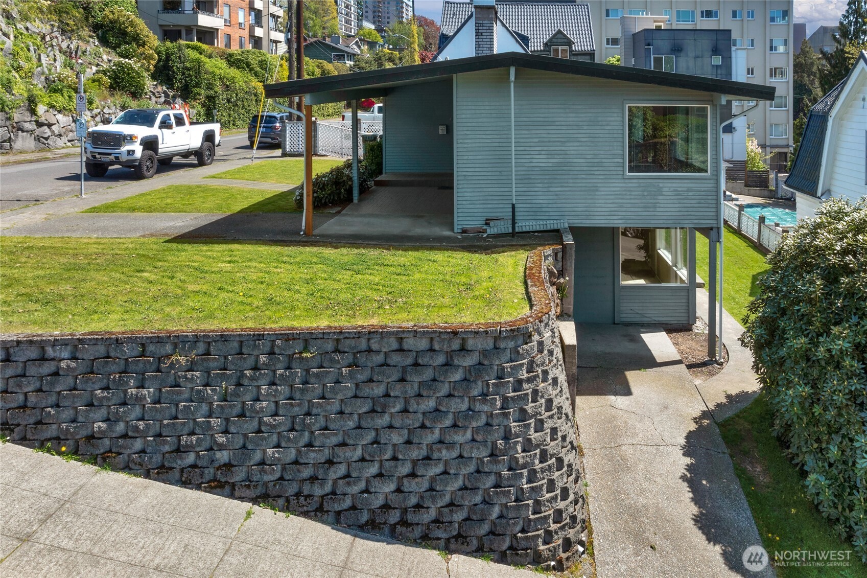 223 W Kinnear Place