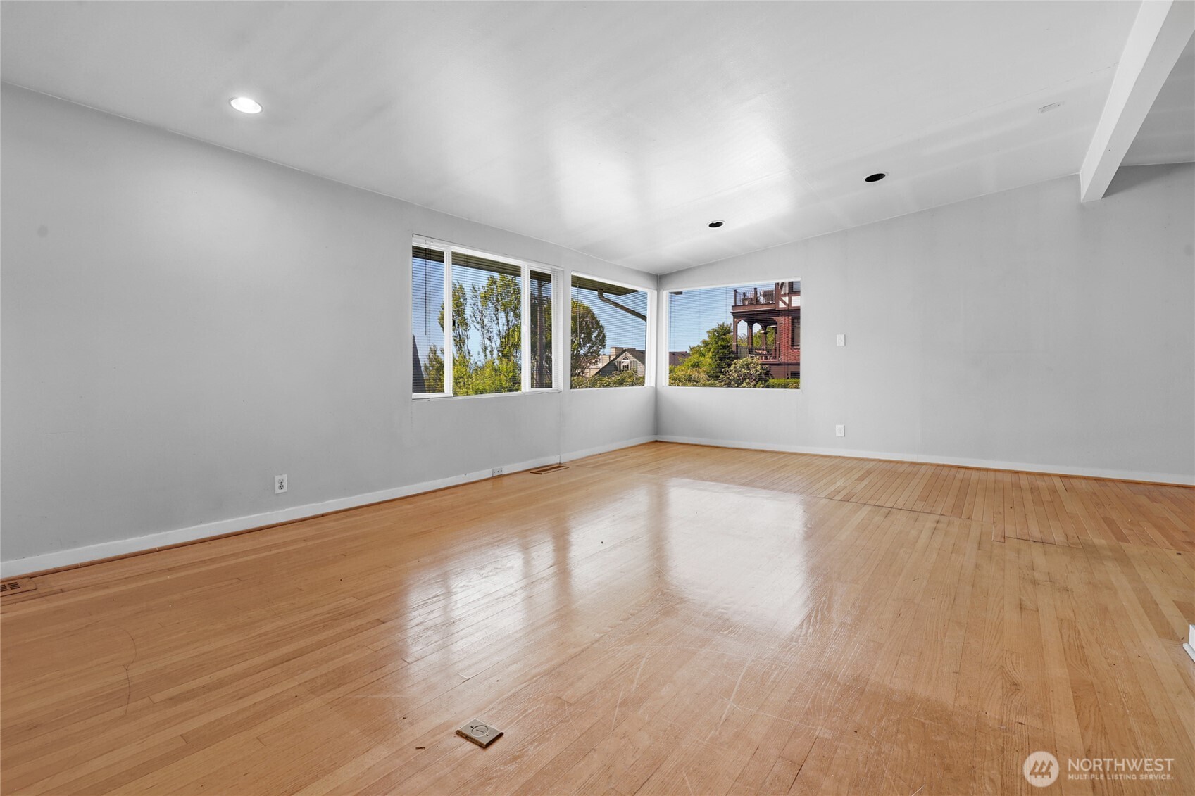 223 W Kinnear Place