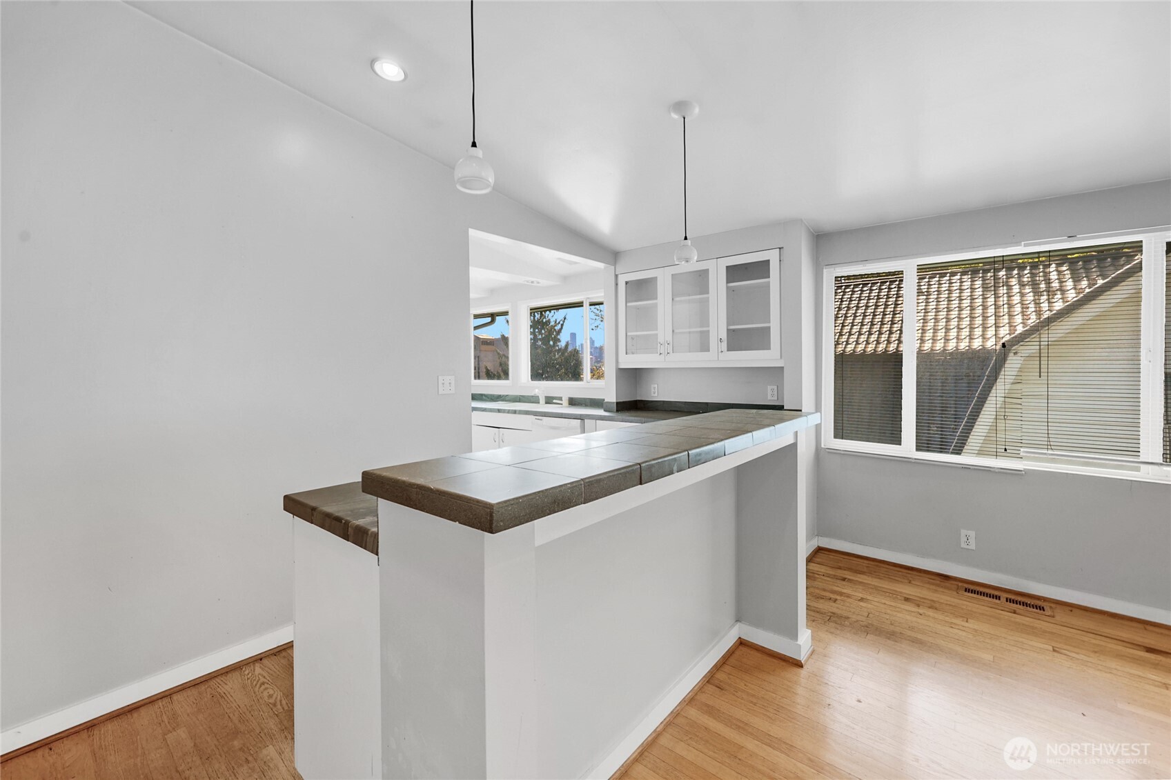 223 W Kinnear Place