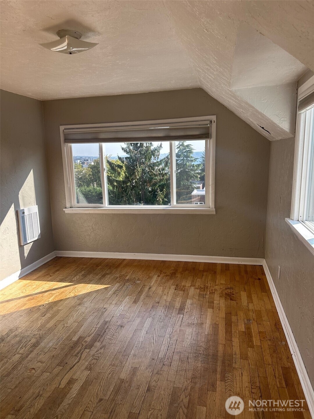 215 W Kinnear Place