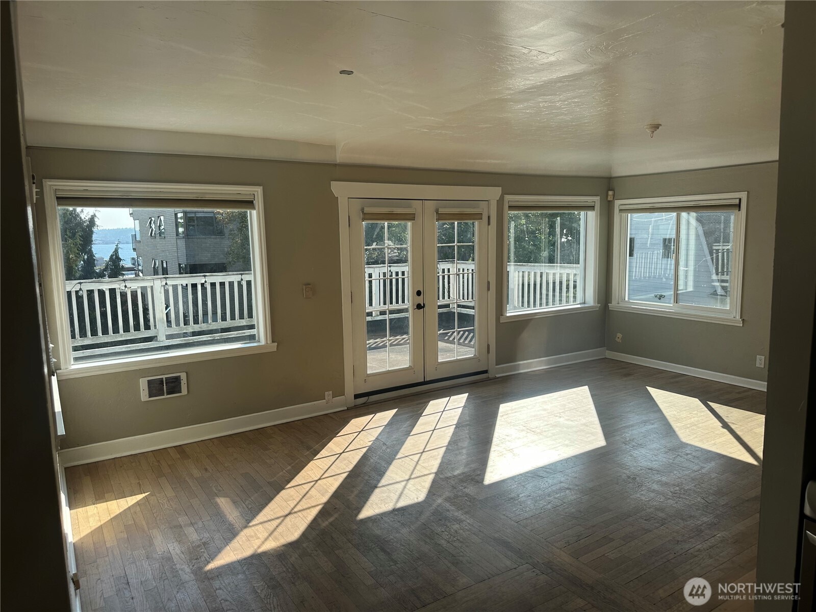 215 W Kinnear Place