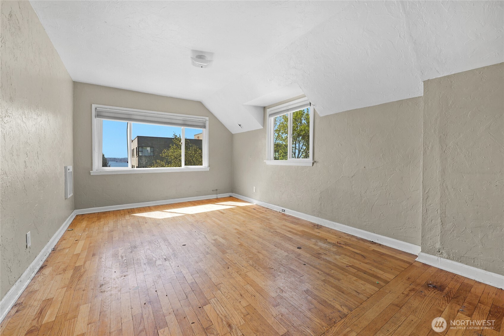 215 W Kinnear Place