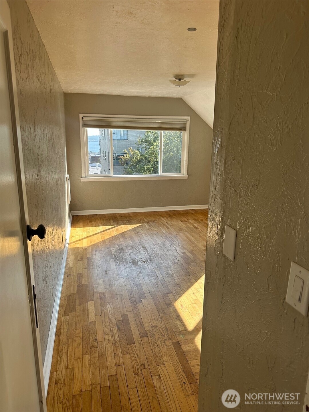 215 W Kinnear Place