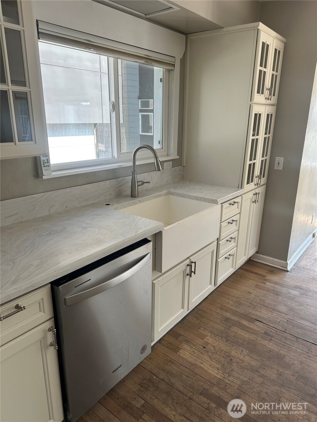 215 W Kinnear Place