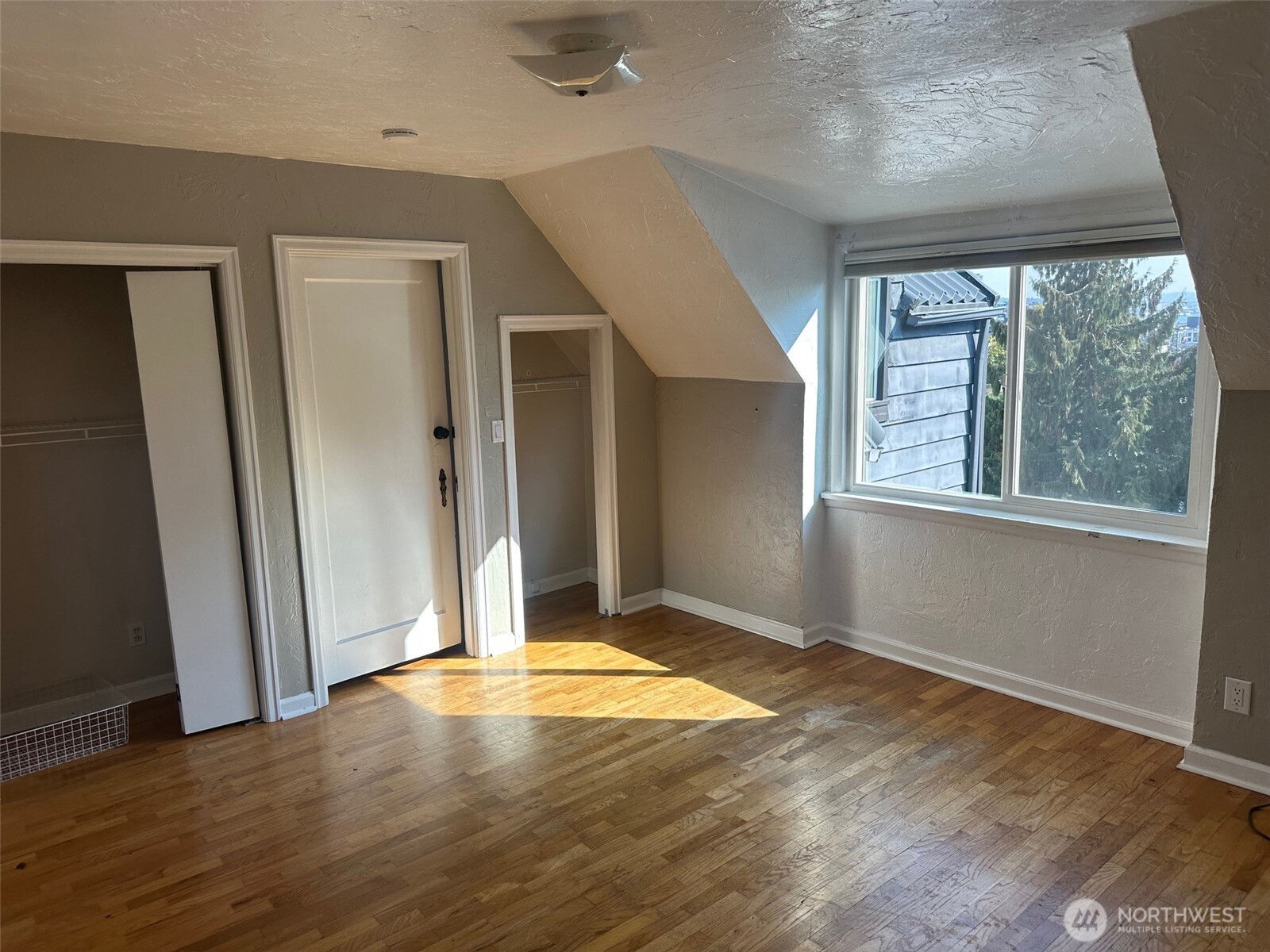 215 W Kinnear Place