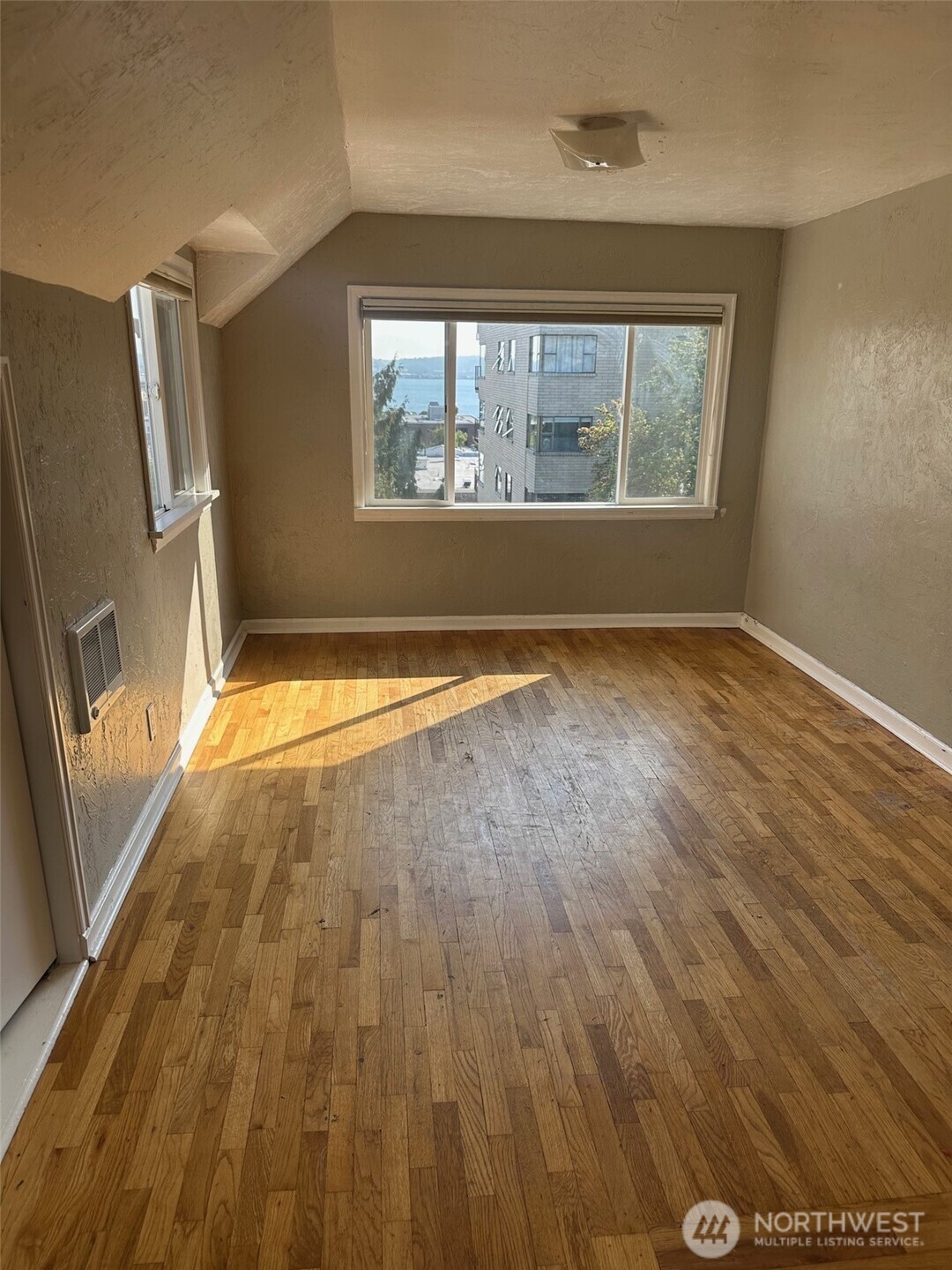215 W Kinnear Place