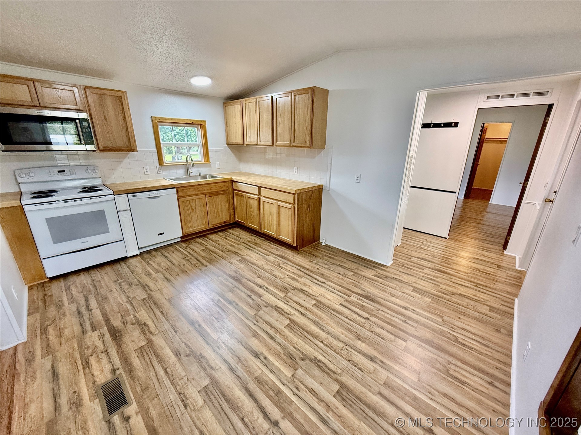 441210 Hillcrest Drive