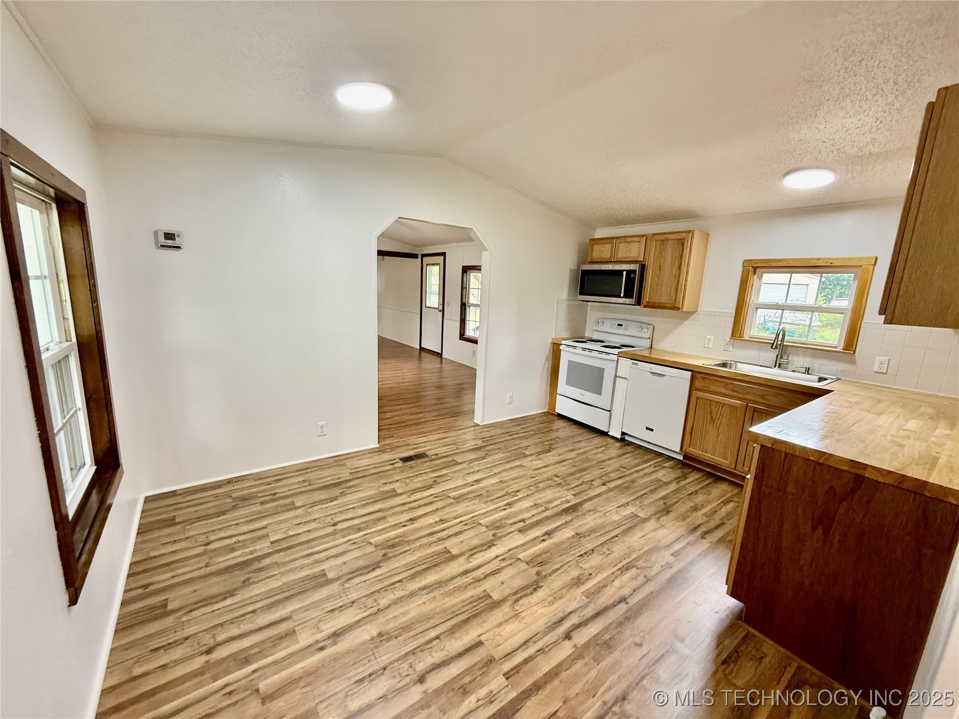 441210 Hillcrest Drive