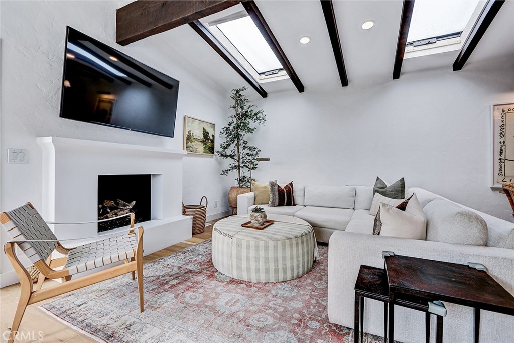 3211 N Valley
