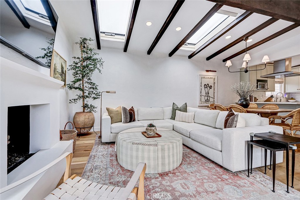 3211 N Valley