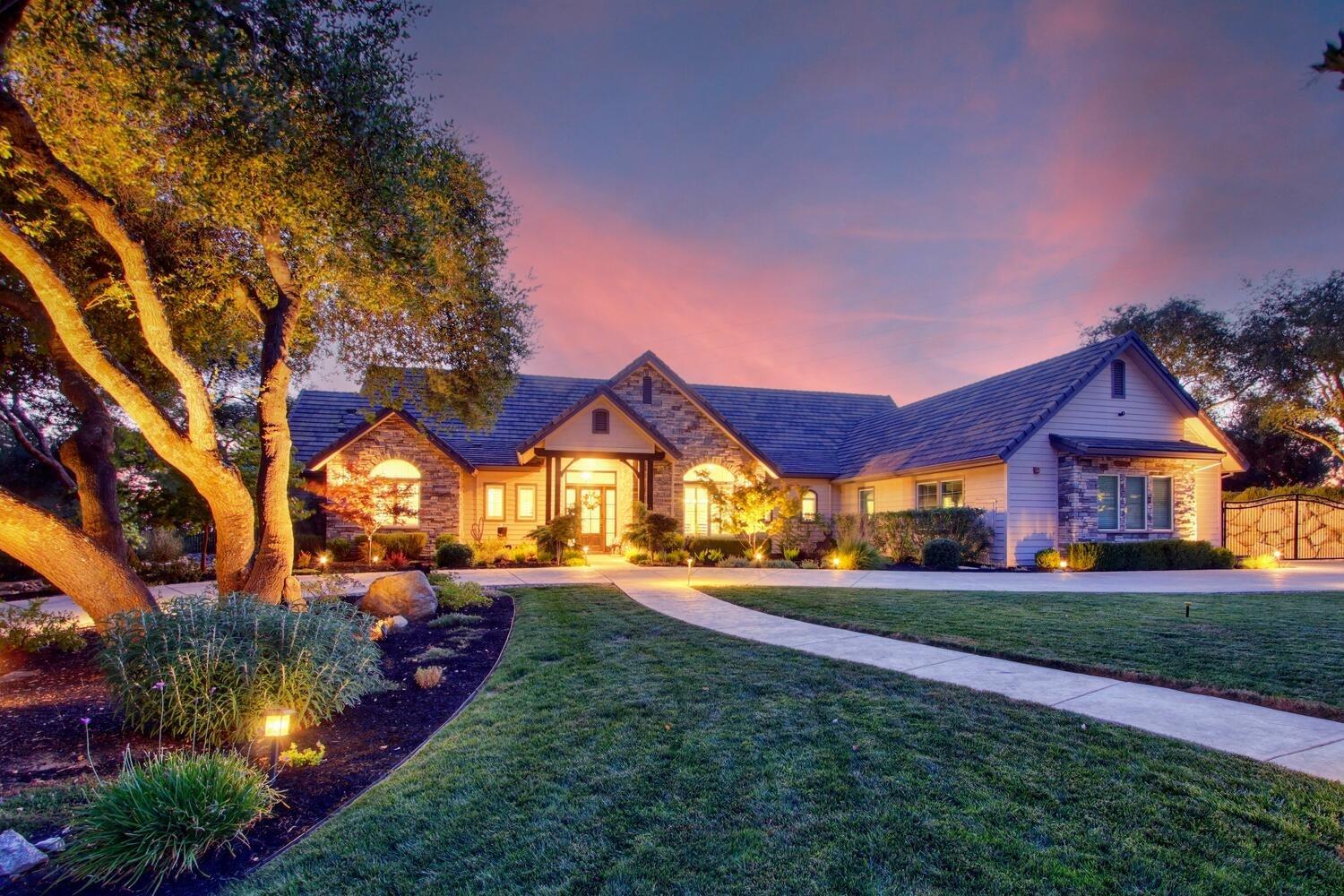 9325 S Los Lagos Circle