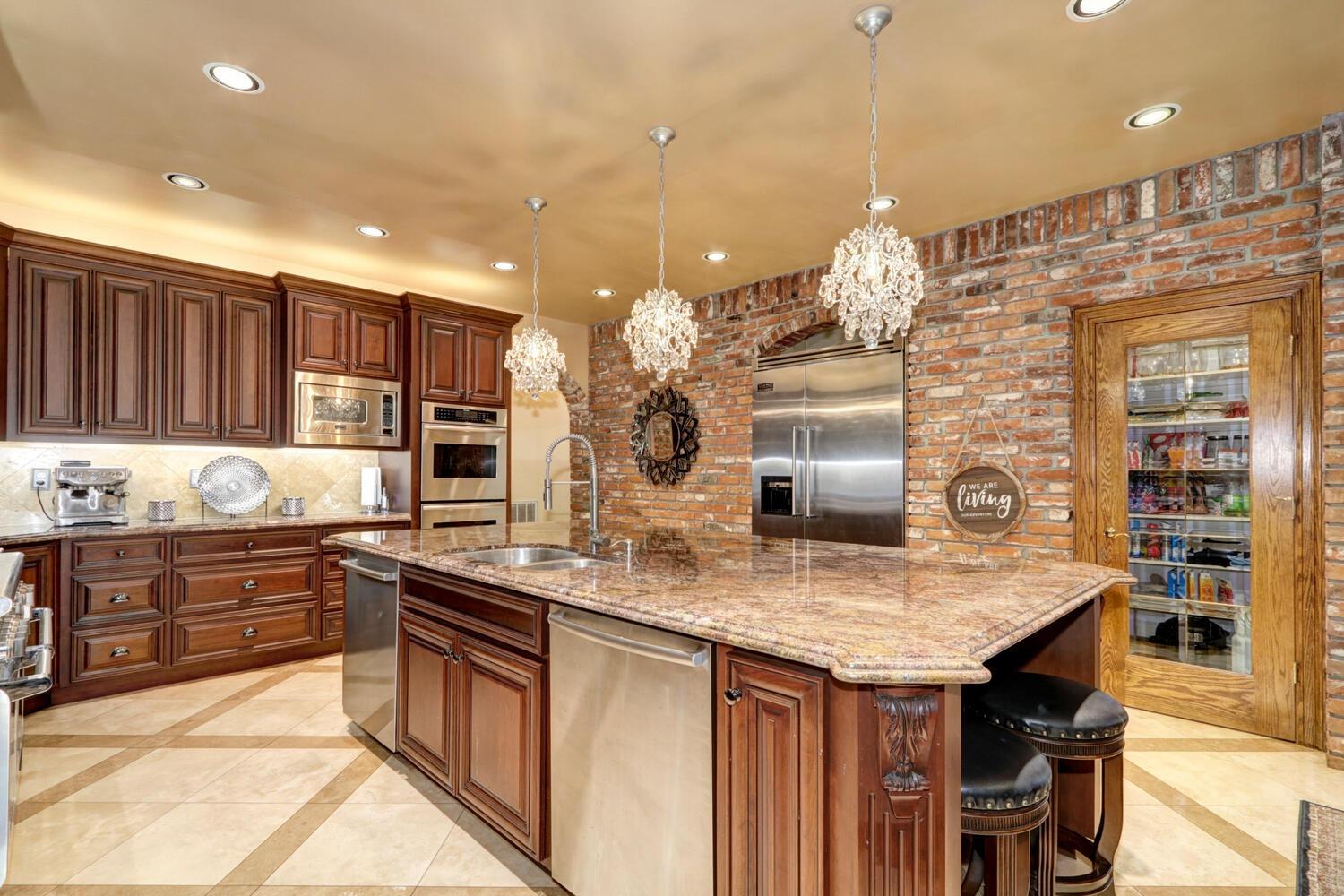 8600 Los Lagos Circle