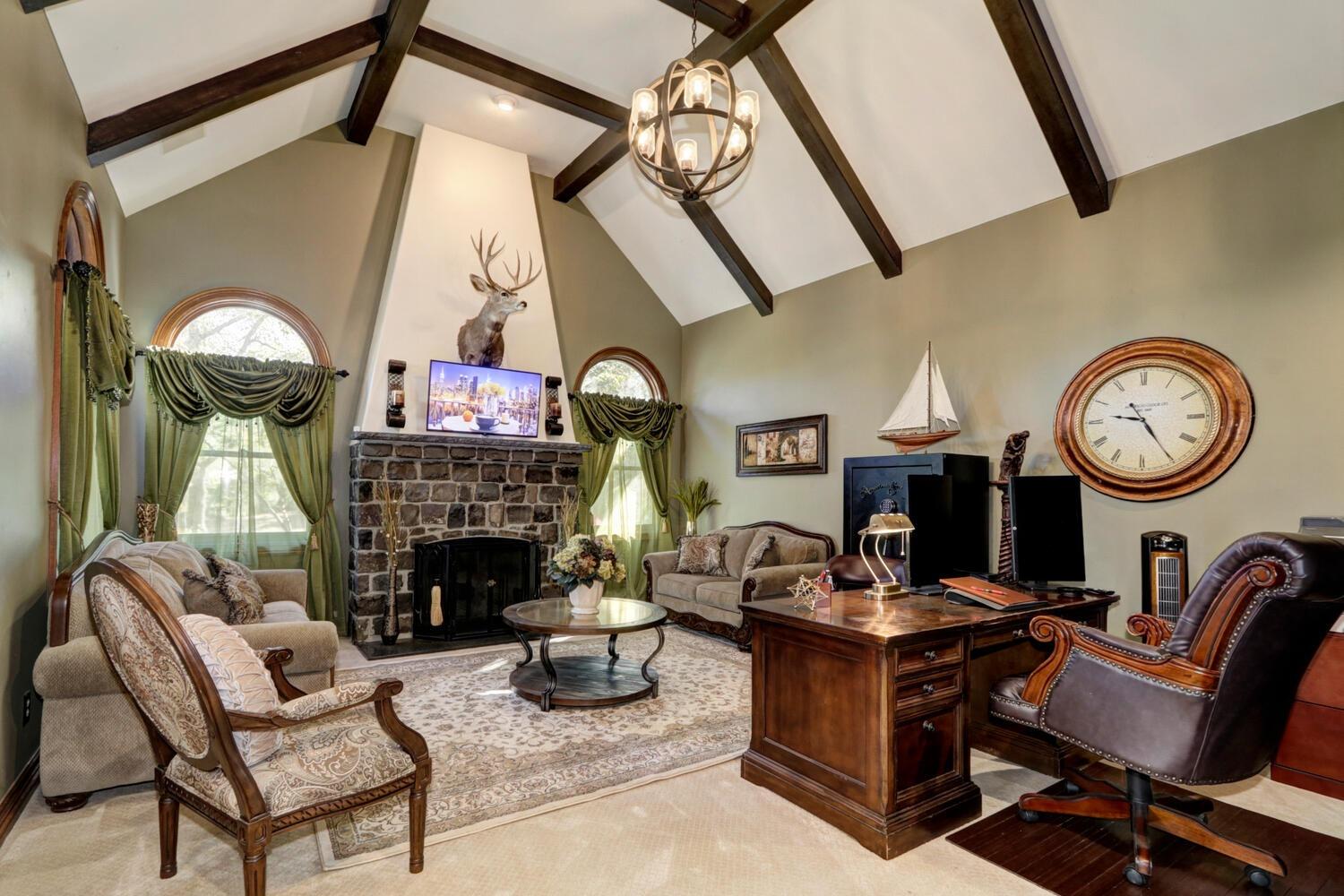 8600 Los Lagos Circle