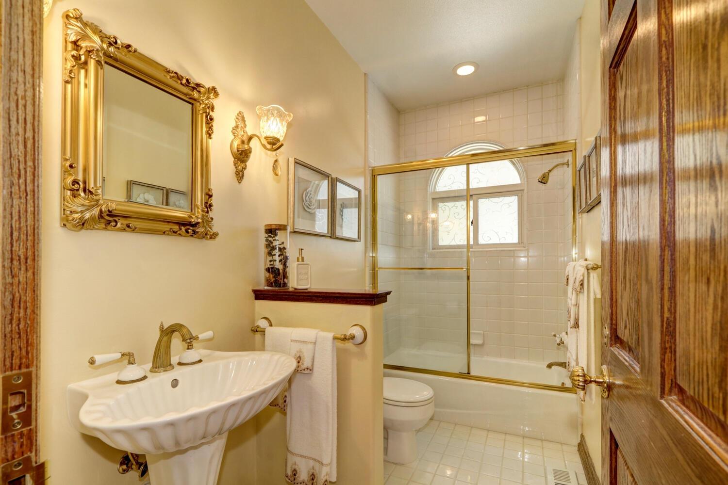 8600 Los Lagos Circle