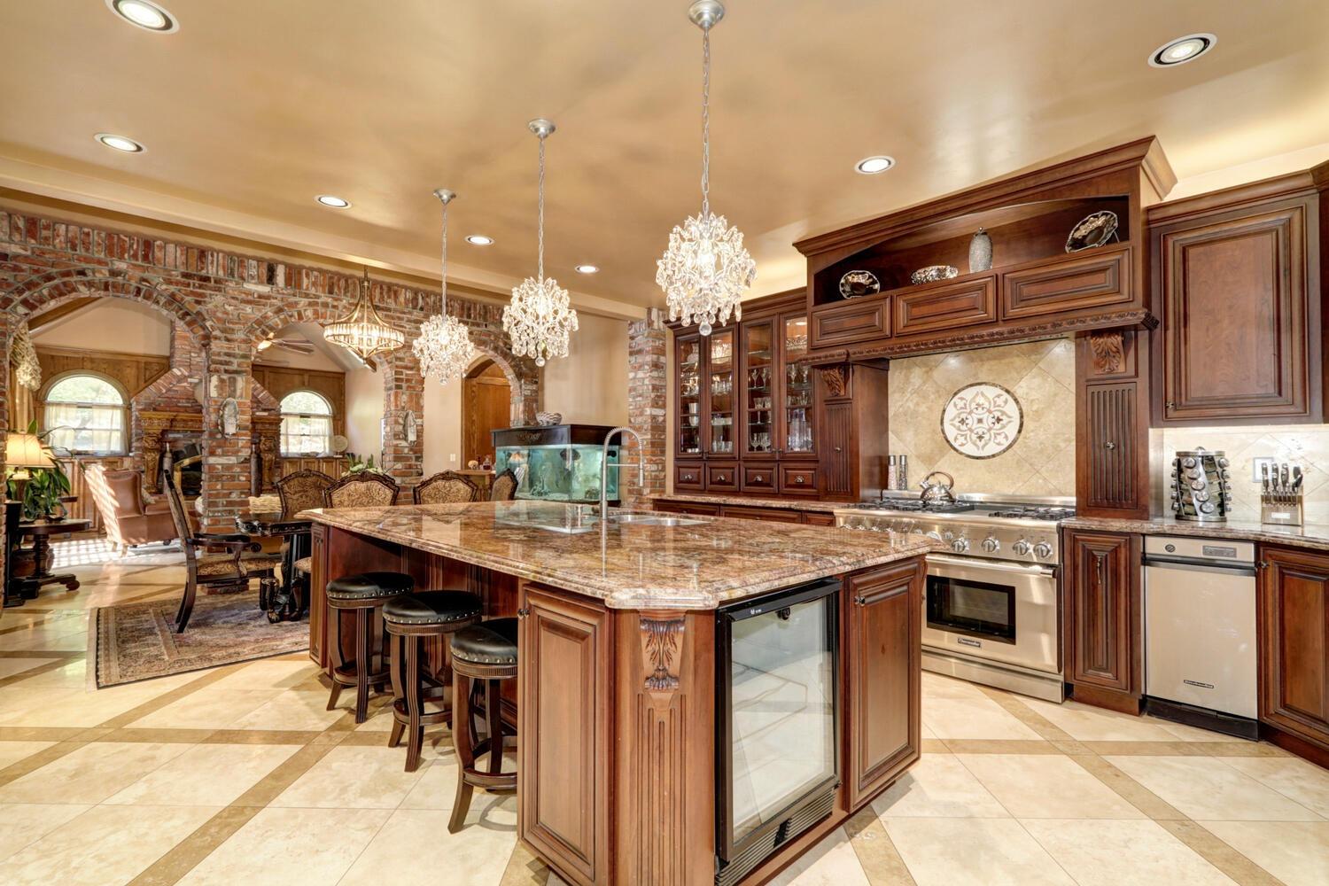 8600 Los Lagos Circle