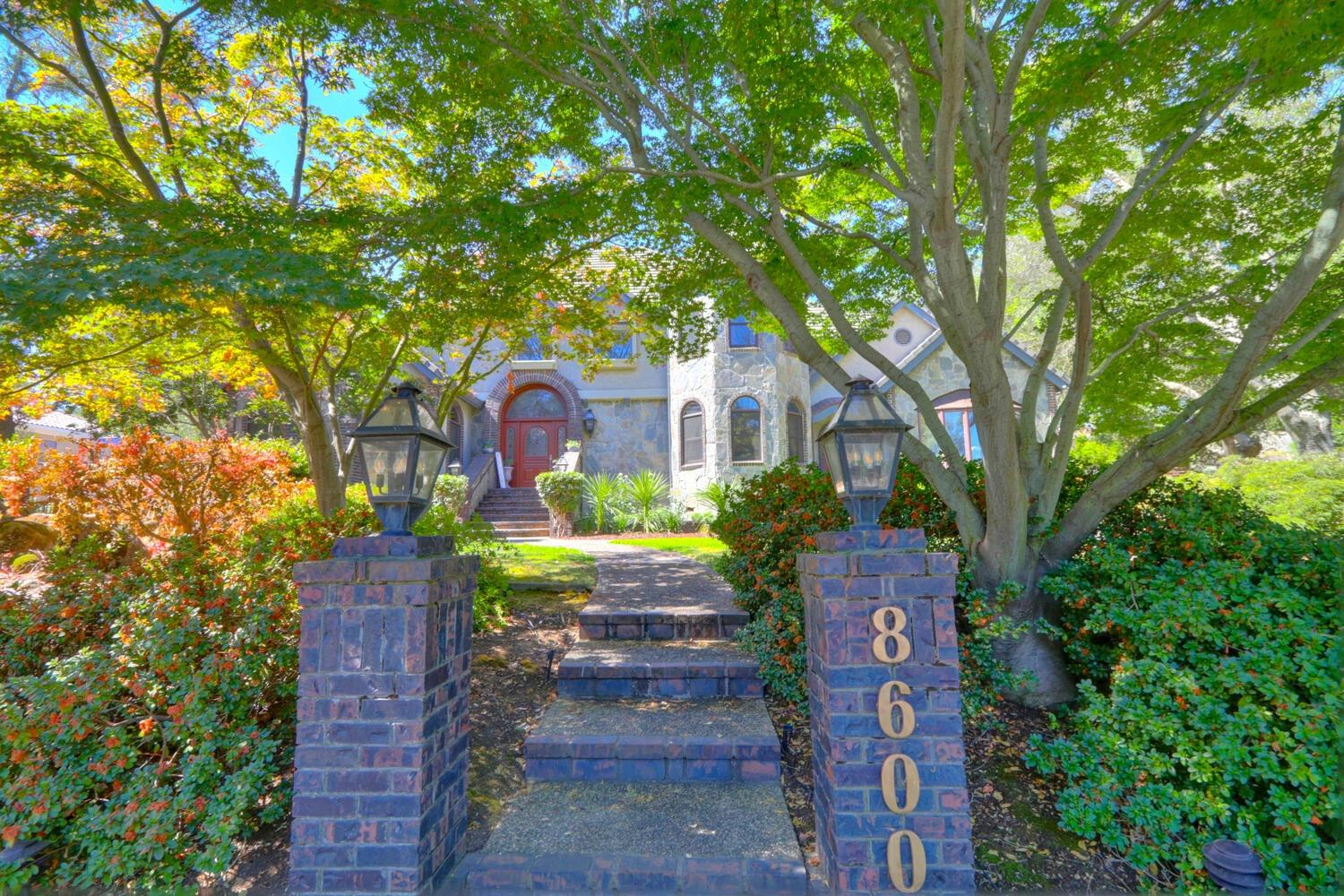 8600 Los Lagos Circle