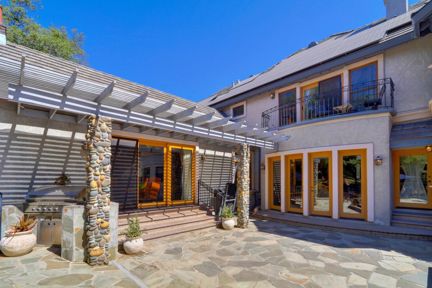 8600 Los Lagos Circle