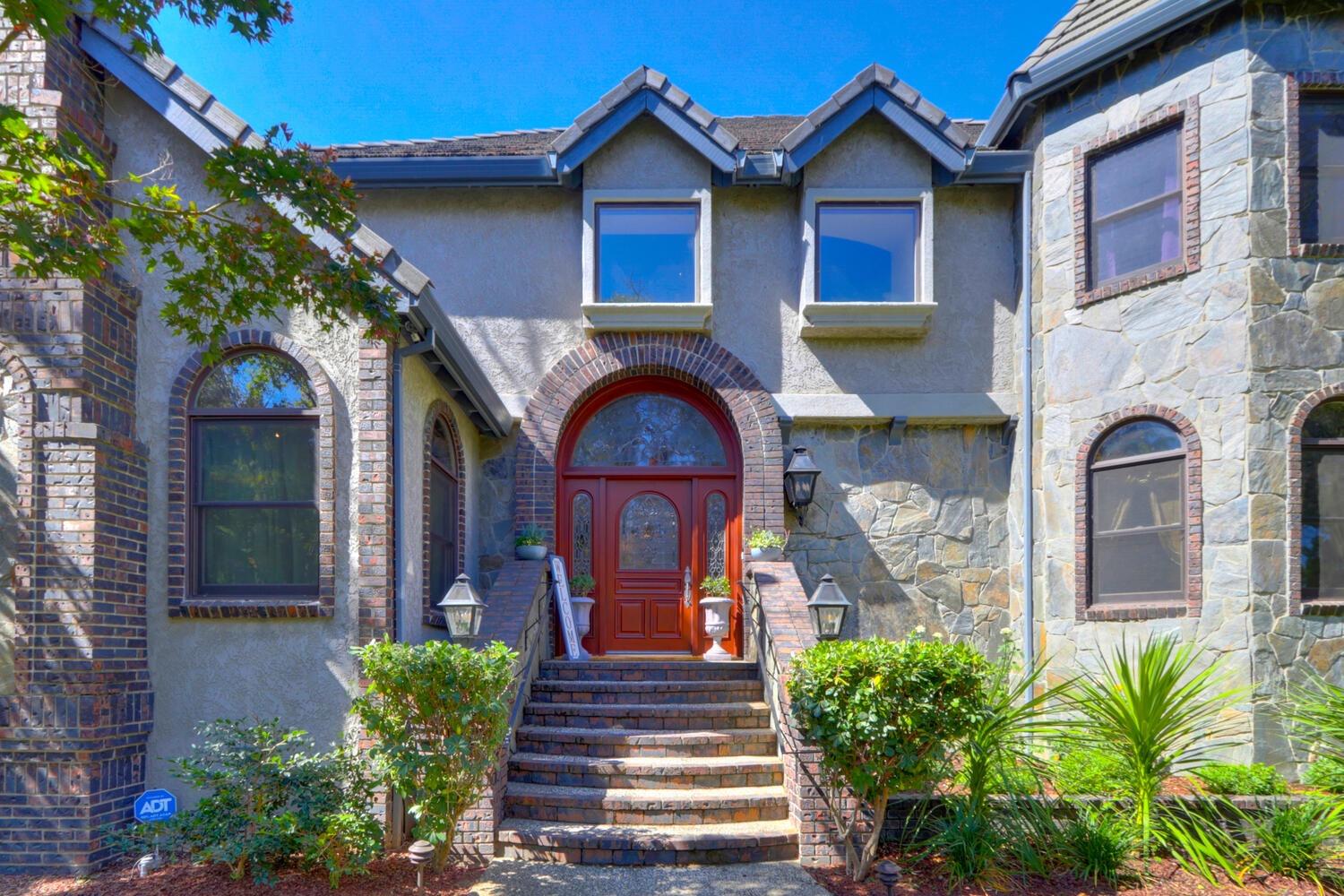 8600 Los Lagos Circle