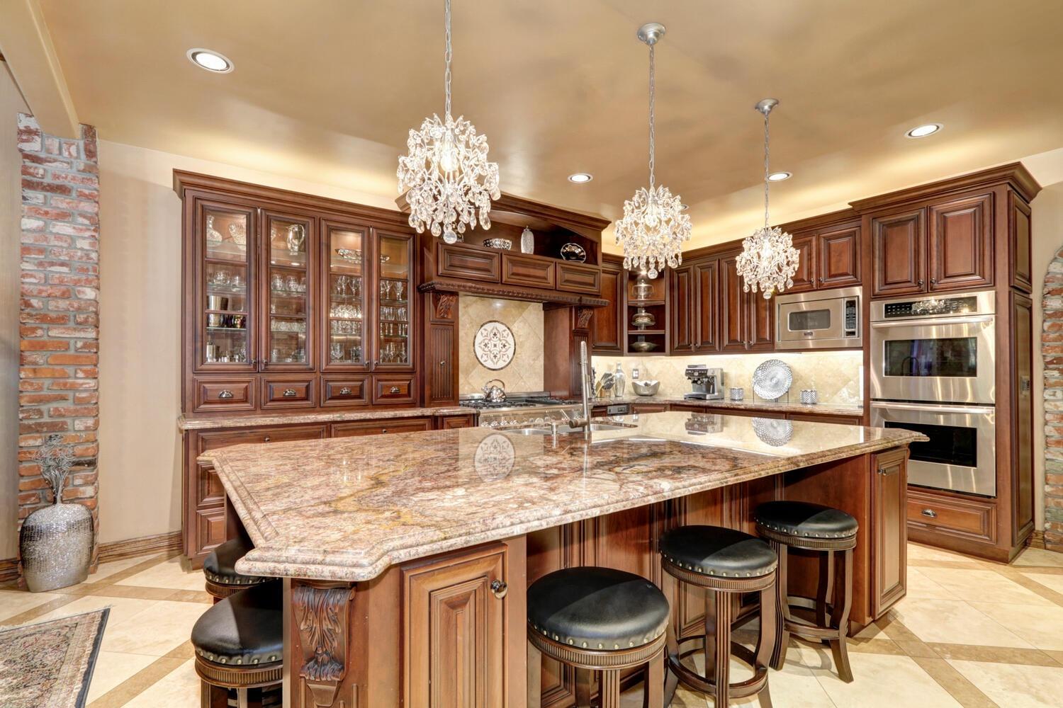 8600 Los Lagos Circle