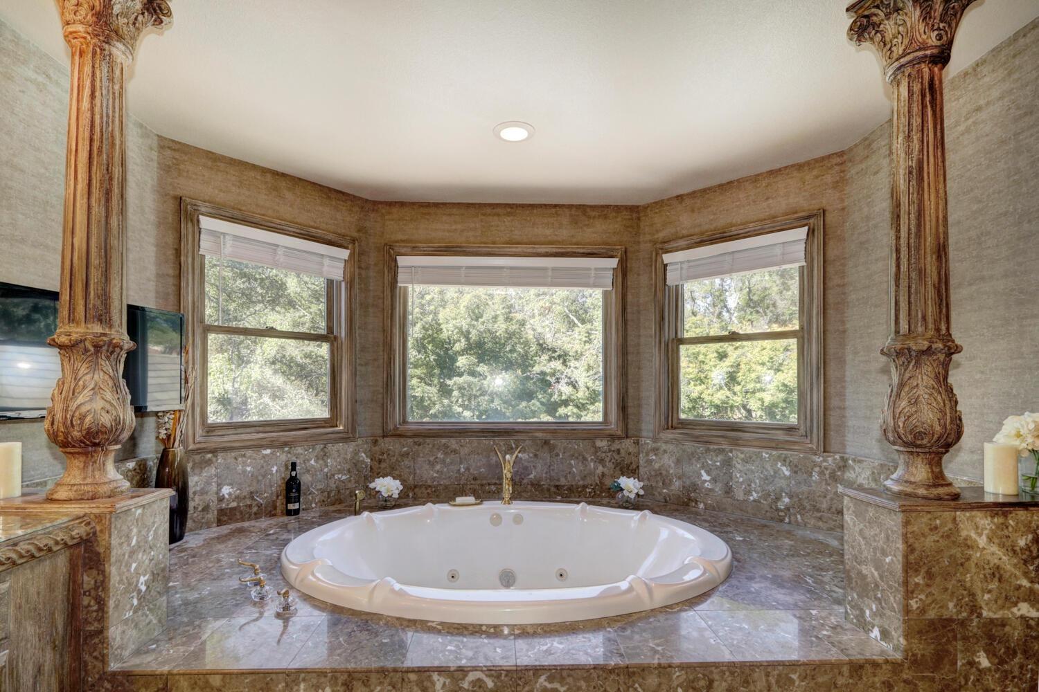 8600 Los Lagos Circle