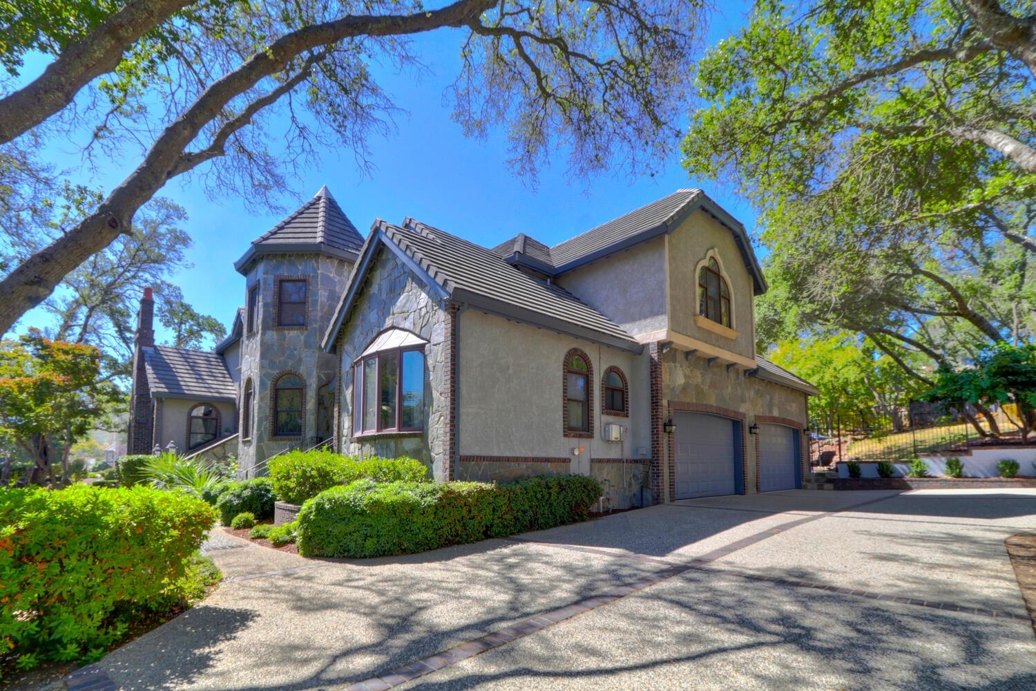 8600 Los Lagos Circle