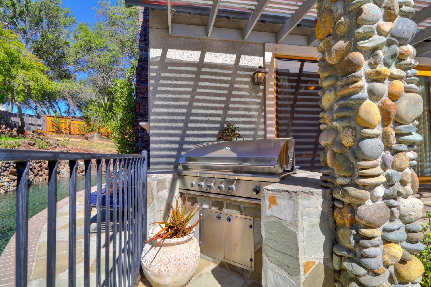 8600 Los Lagos Circle