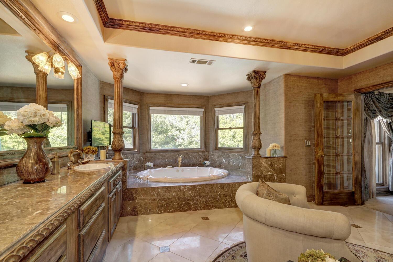 8600 Los Lagos Circle