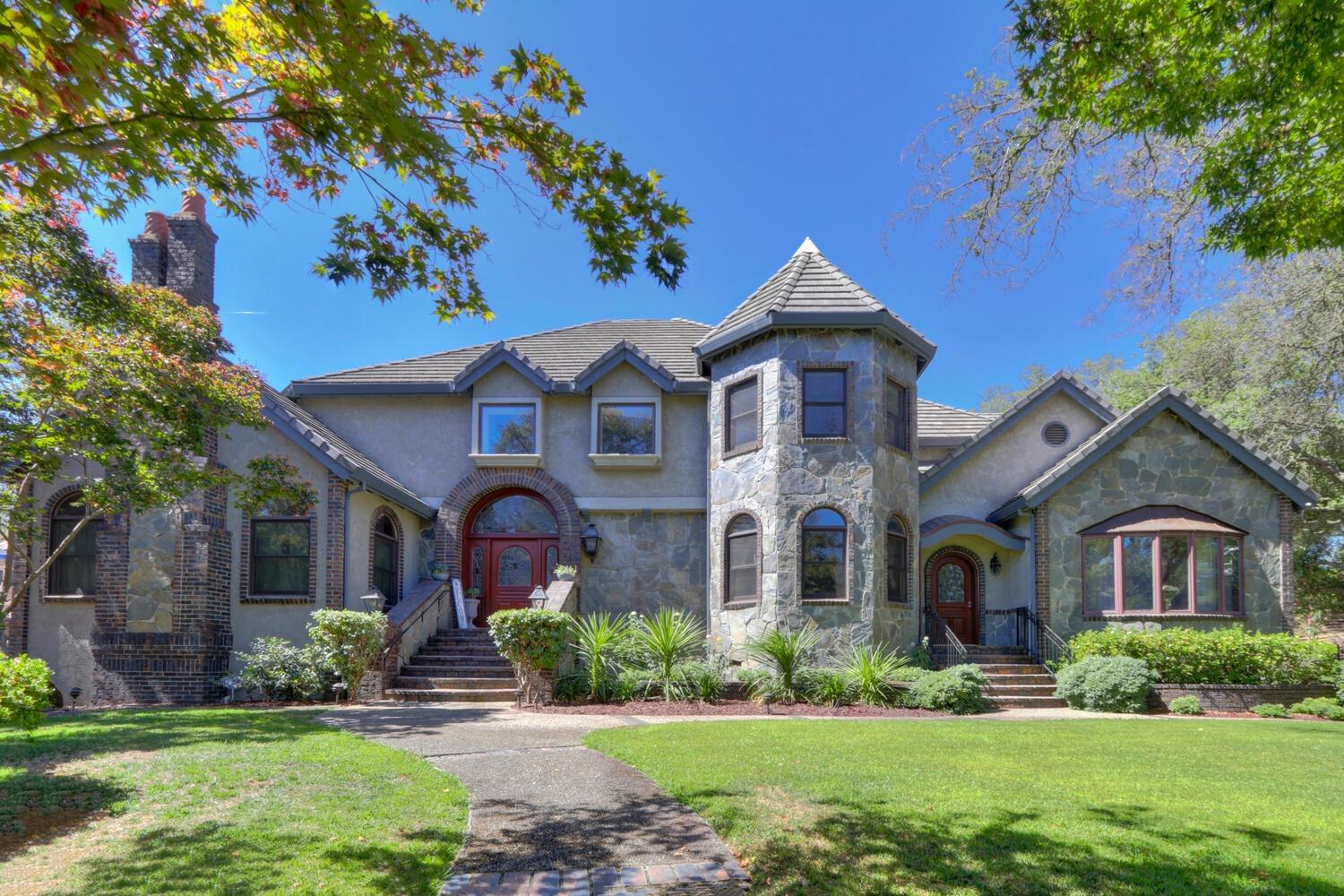 8600 Los Lagos Circle