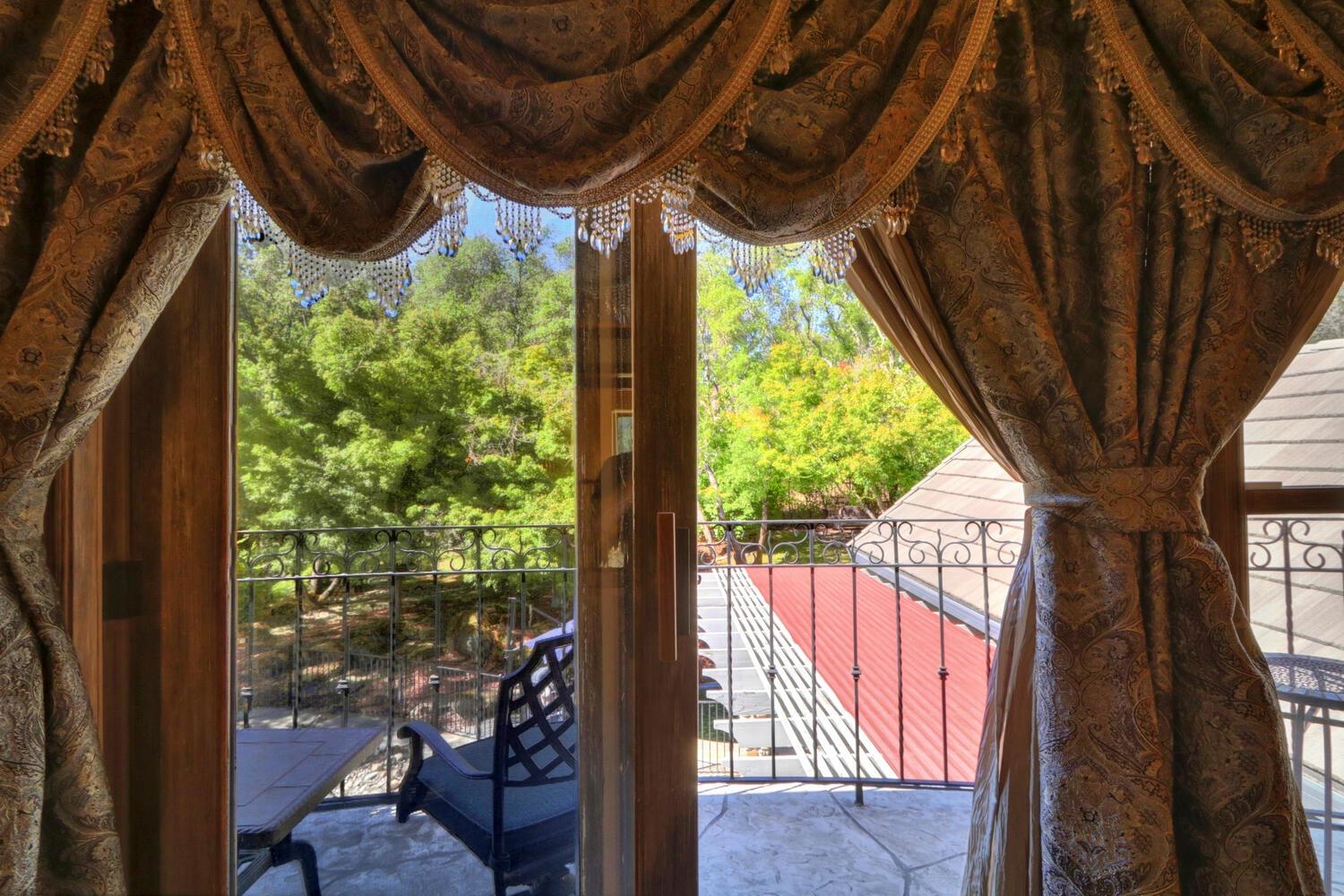 8600 Los Lagos Circle