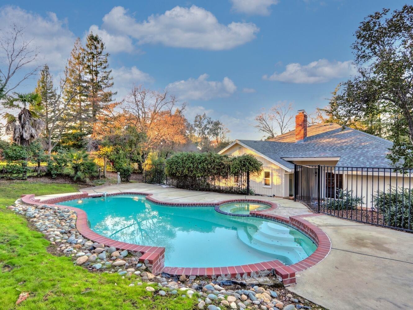 8021 Eagle View Lane