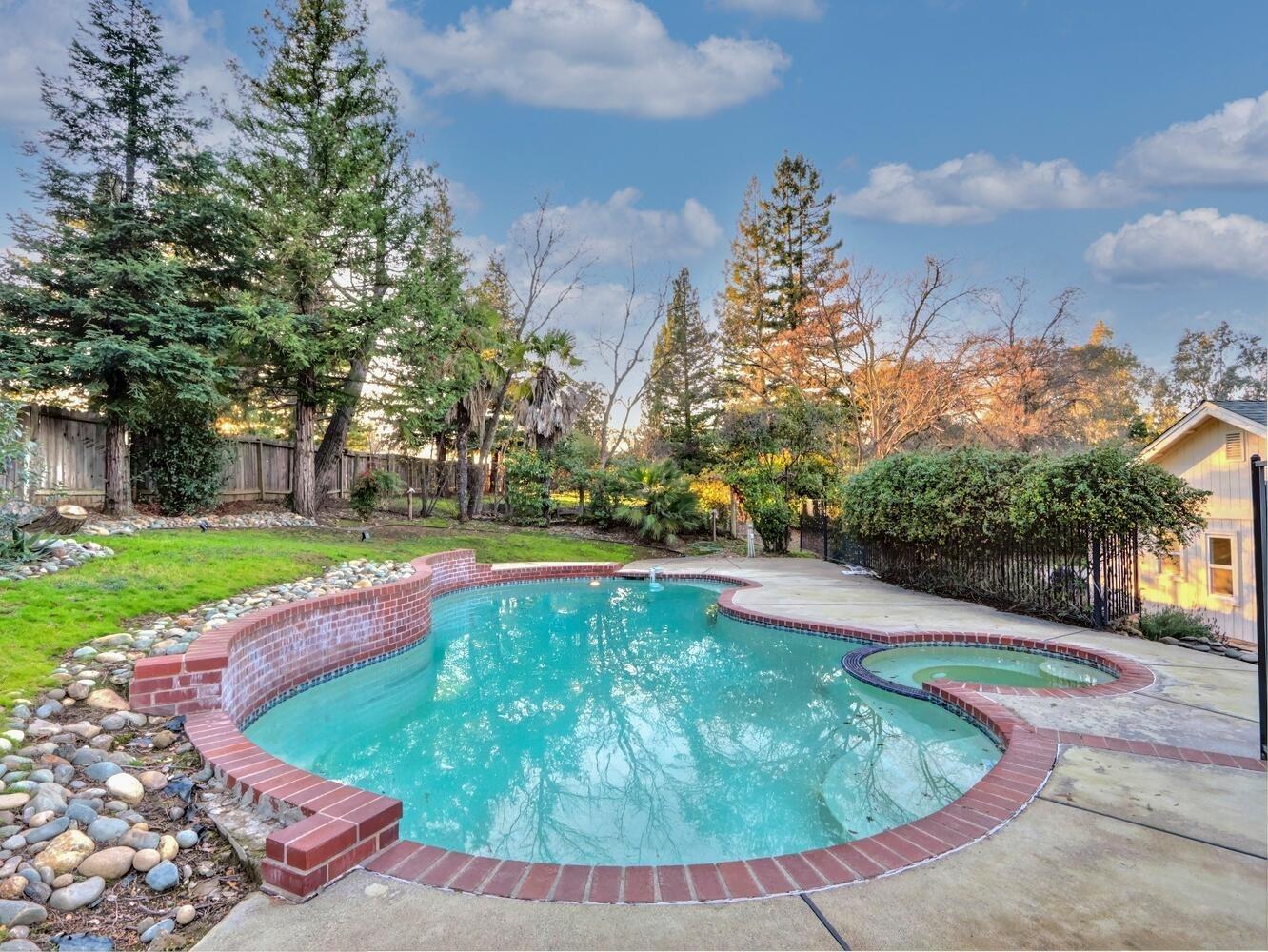 8021 Eagle View Lane