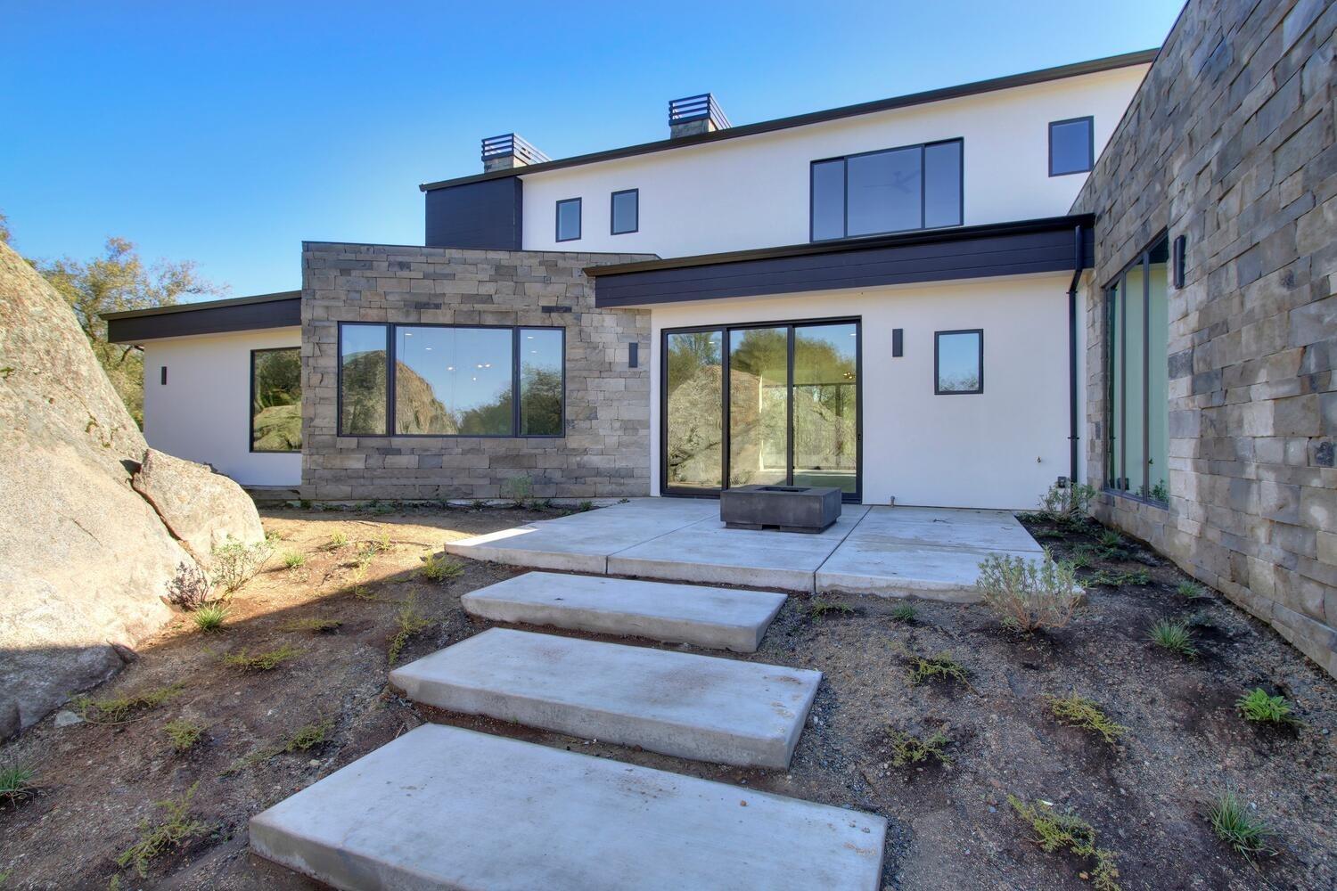 5708 Avenida Robles