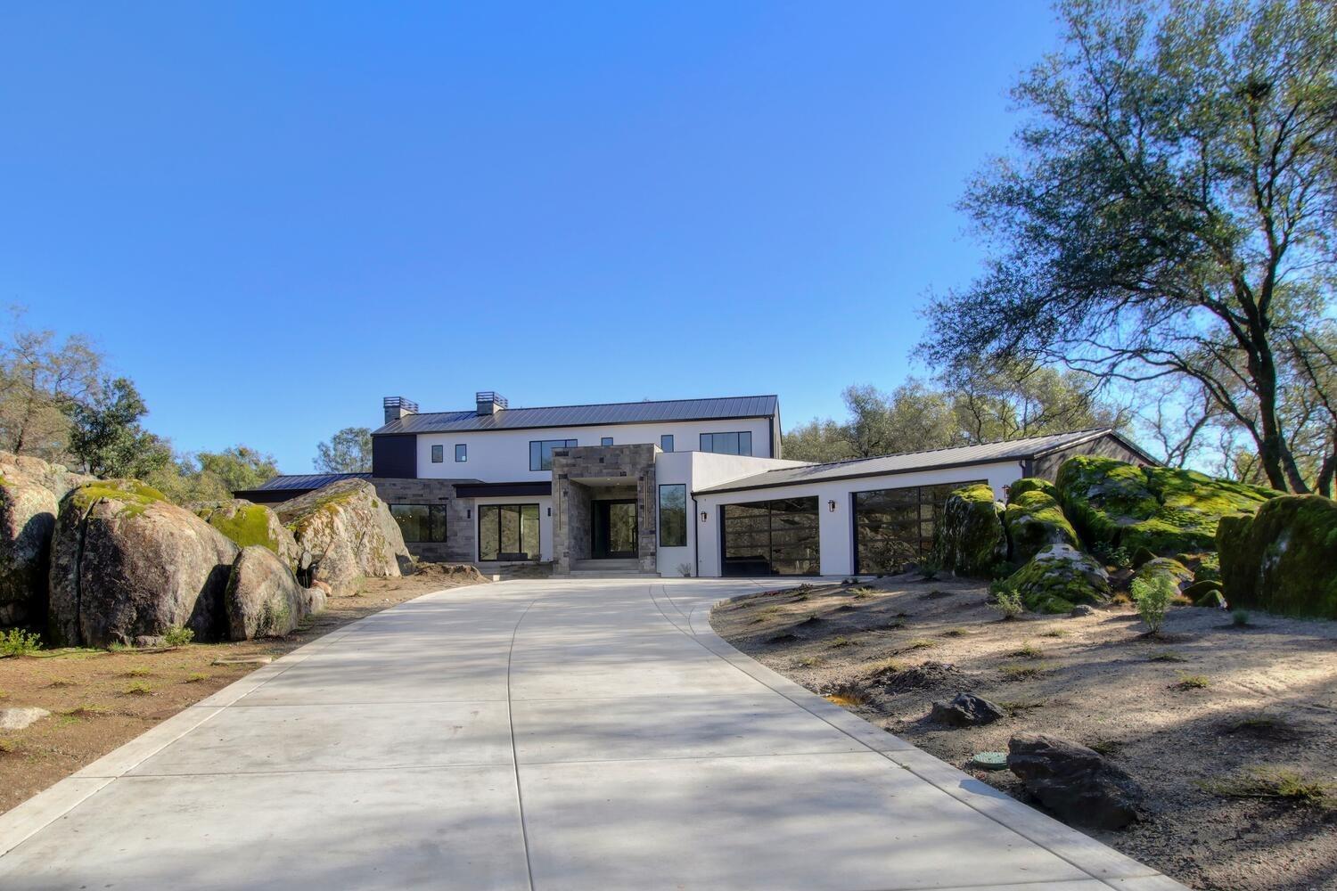 5708 Avenida Robles