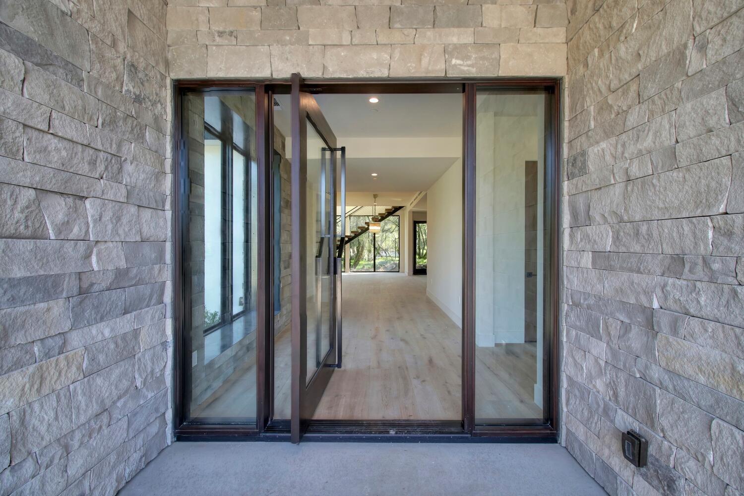 5708 Avenida Robles