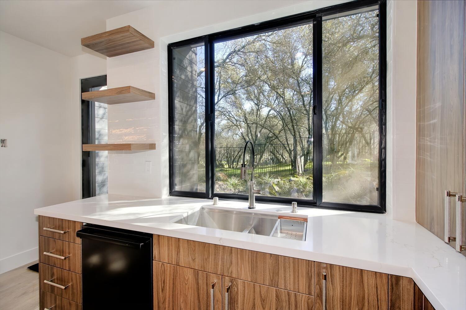 5708 Avenida Robles