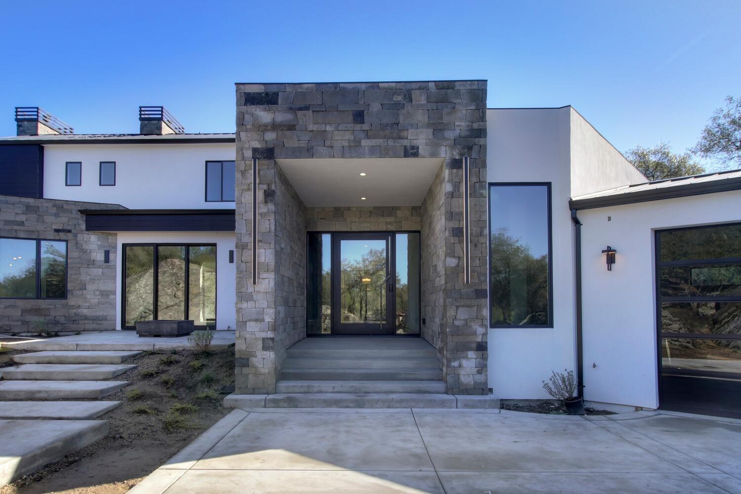 5708 Avenida Robles