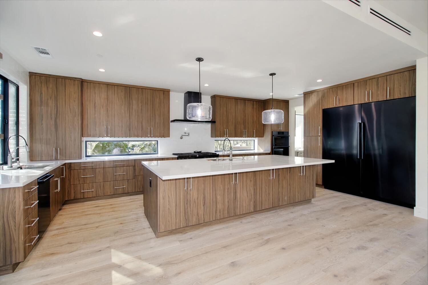 5708 Avenida Robles