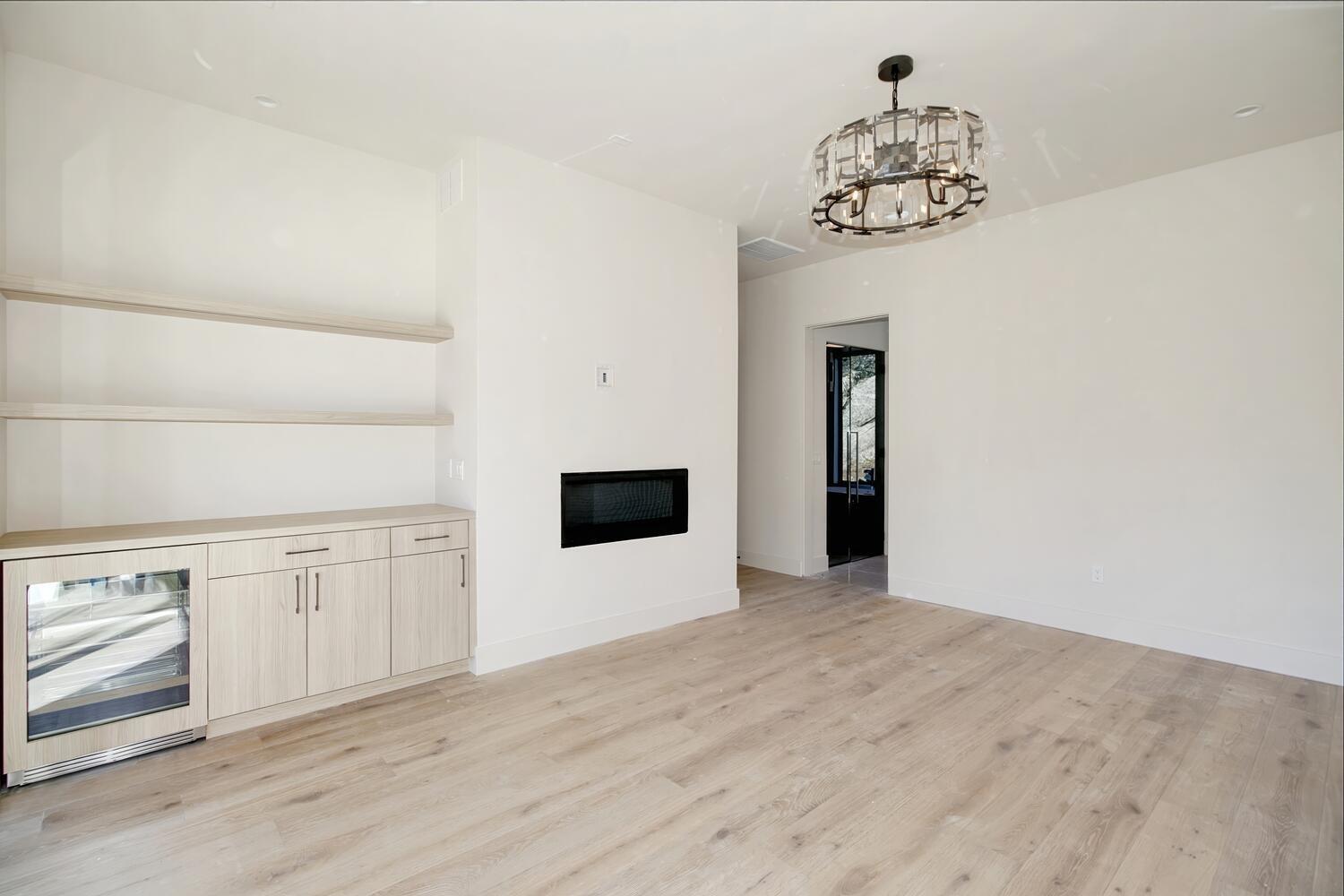 5708 Avenida Robles