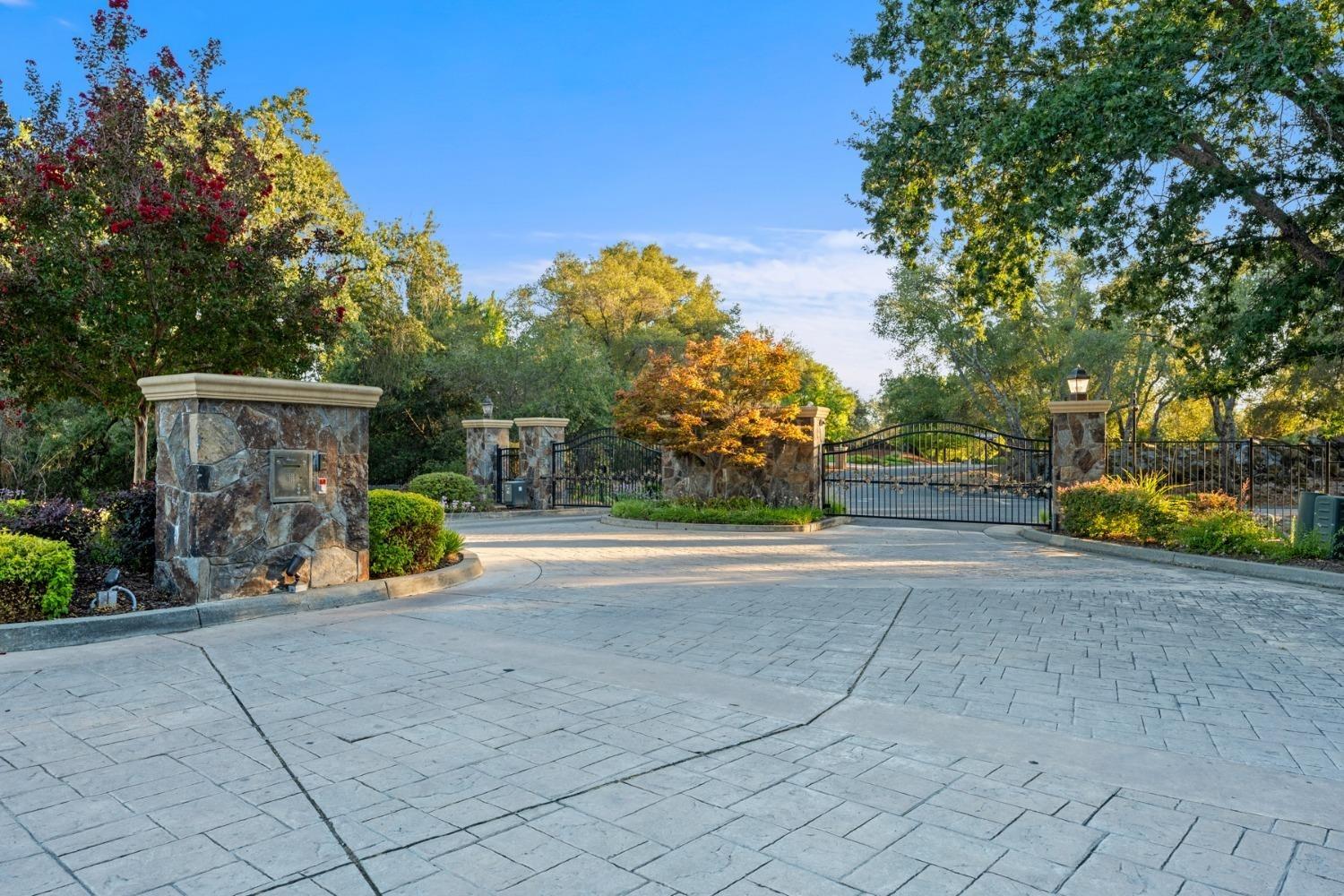 5708 Avenida Robles