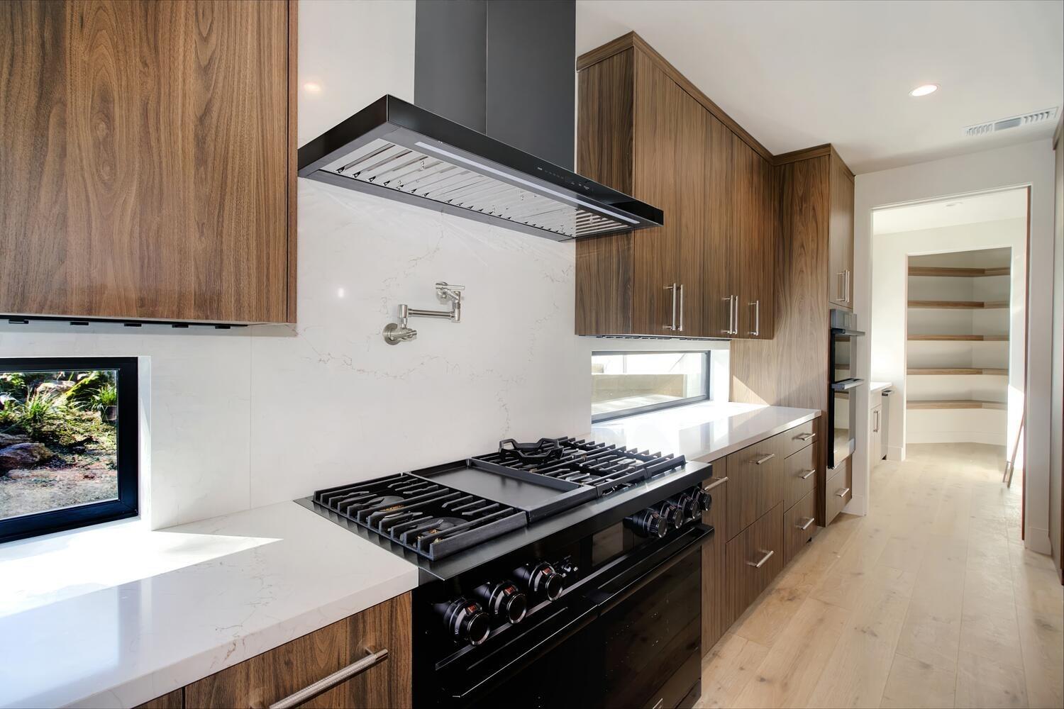 5708 Avenida Robles
