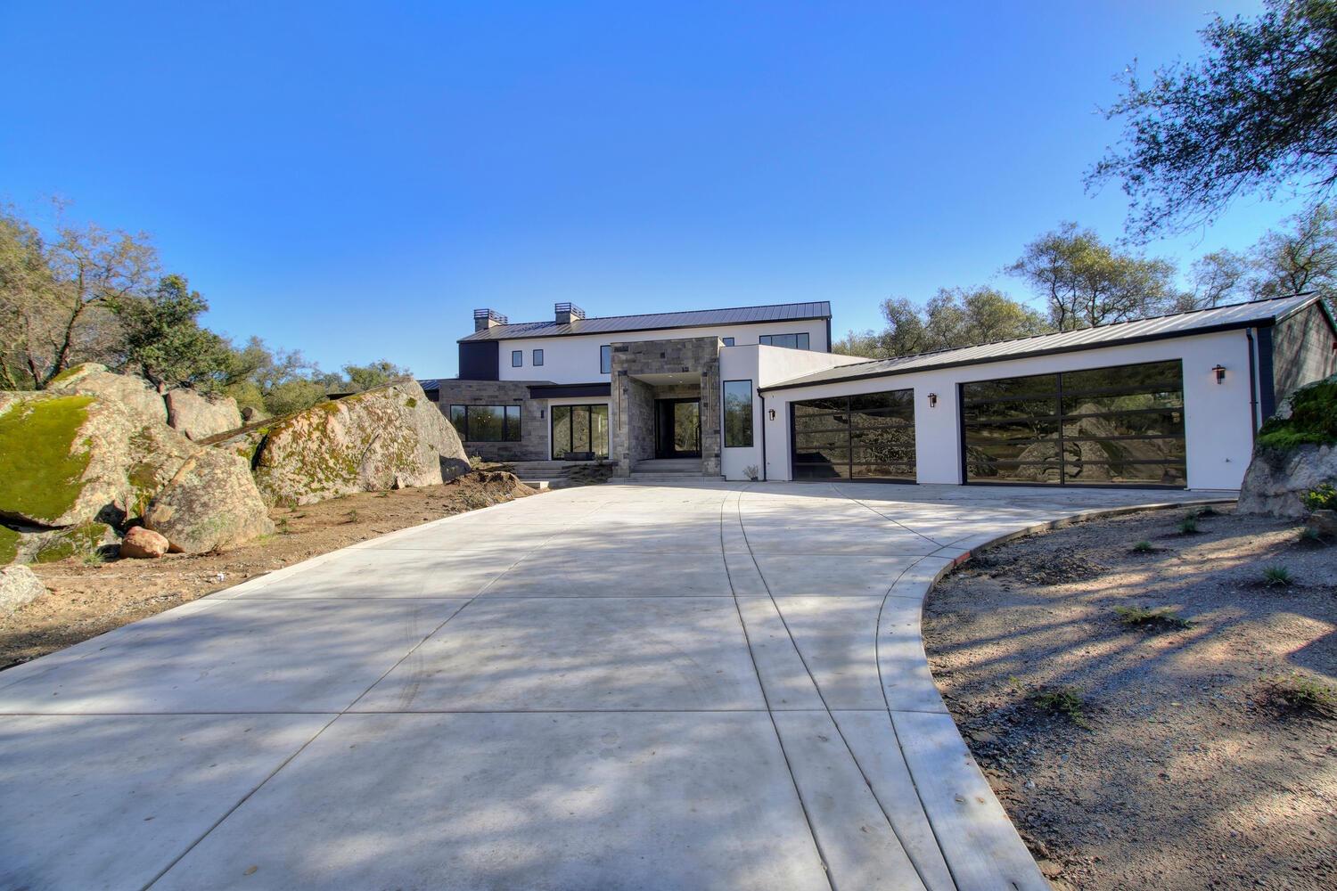 5708 Avenida Robles