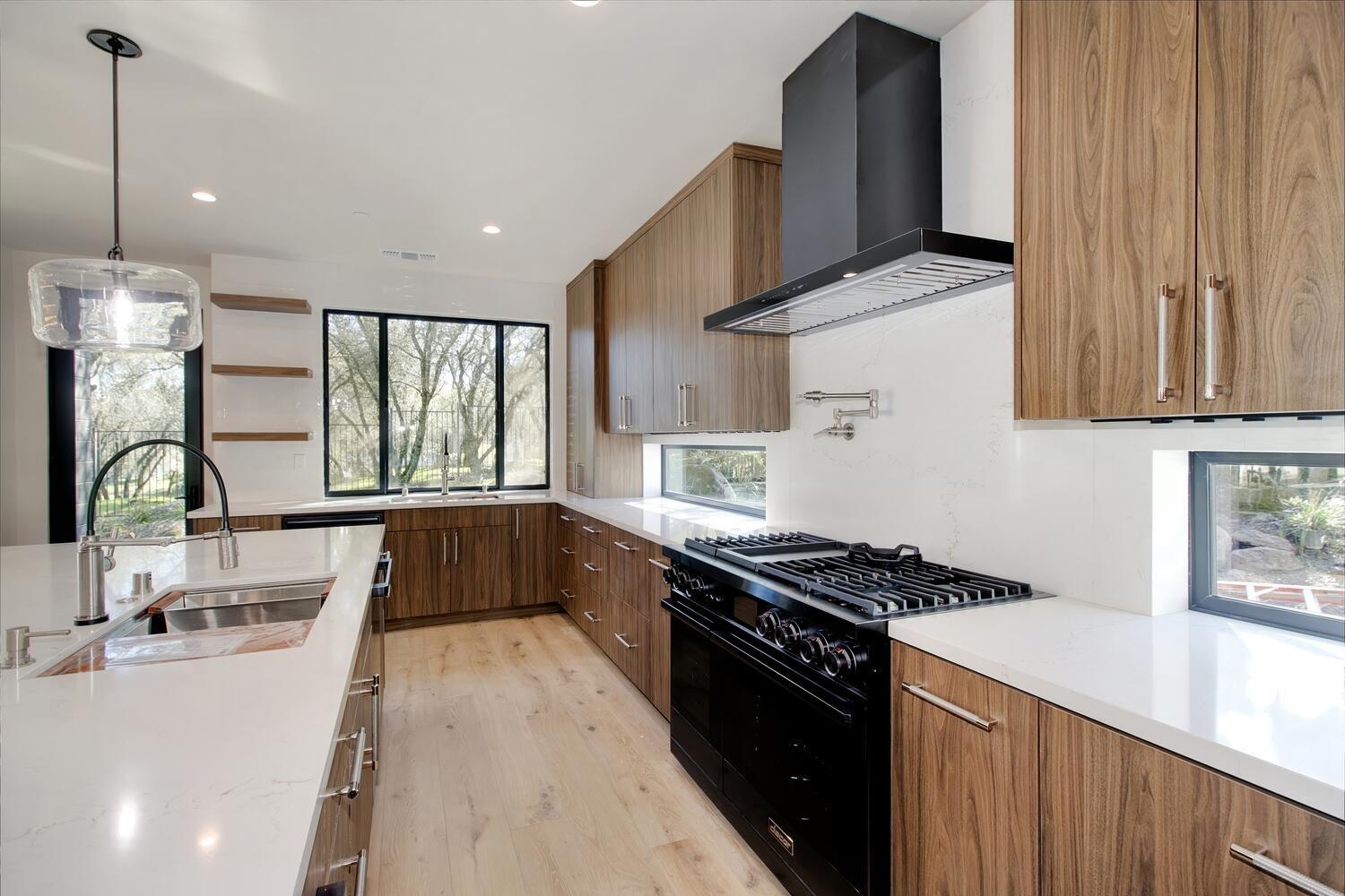 5708 Avenida Robles
