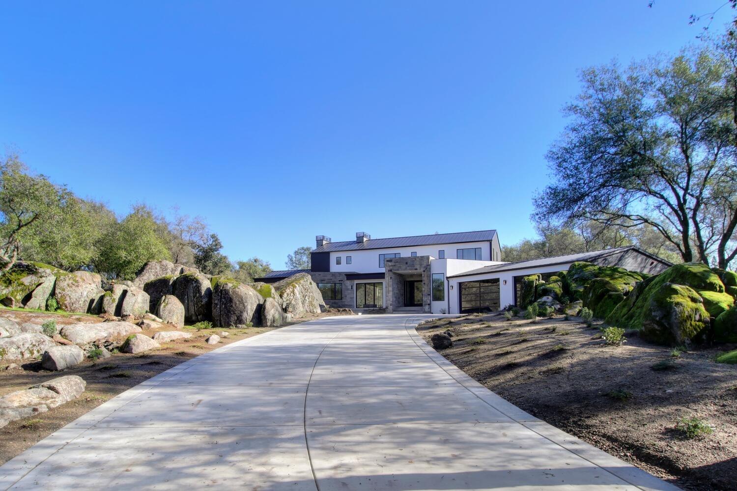 5708 Avenida Robles