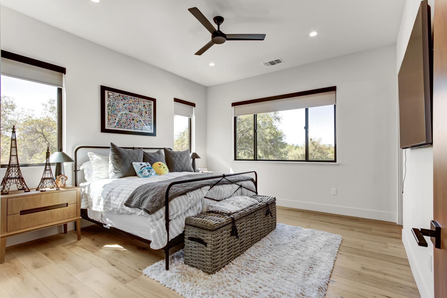 5708 Avenida Robles